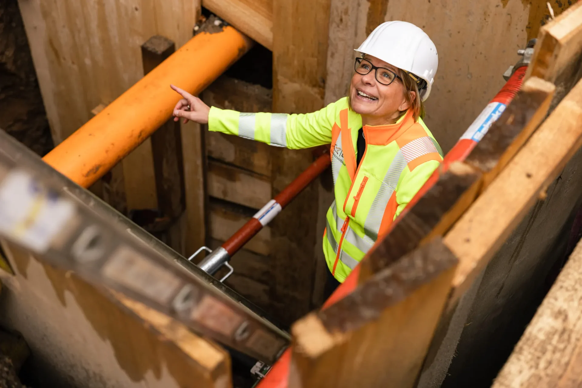 Baumängel werden gerügt von einer Fachfrau im Kanalbau