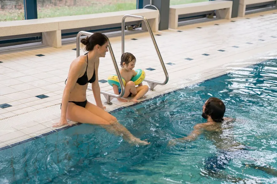 Familie im Hallenbad Lörrach