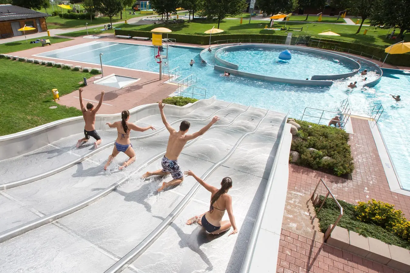 Rutschende Jugendliche im Schwimmbad Lörrach