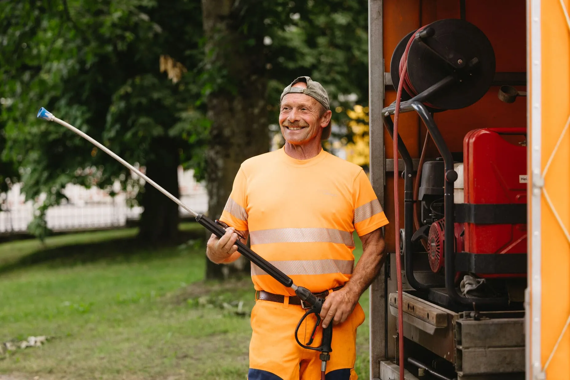 Mann ist bereit Lörrach mit Hochdruckwasserstrahl zu putzen